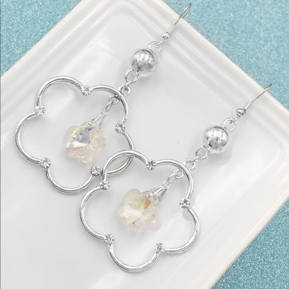 🌼 Silver Daisy Outline AB Crystal Statement Dangle Earrings - Picture 1 of 2